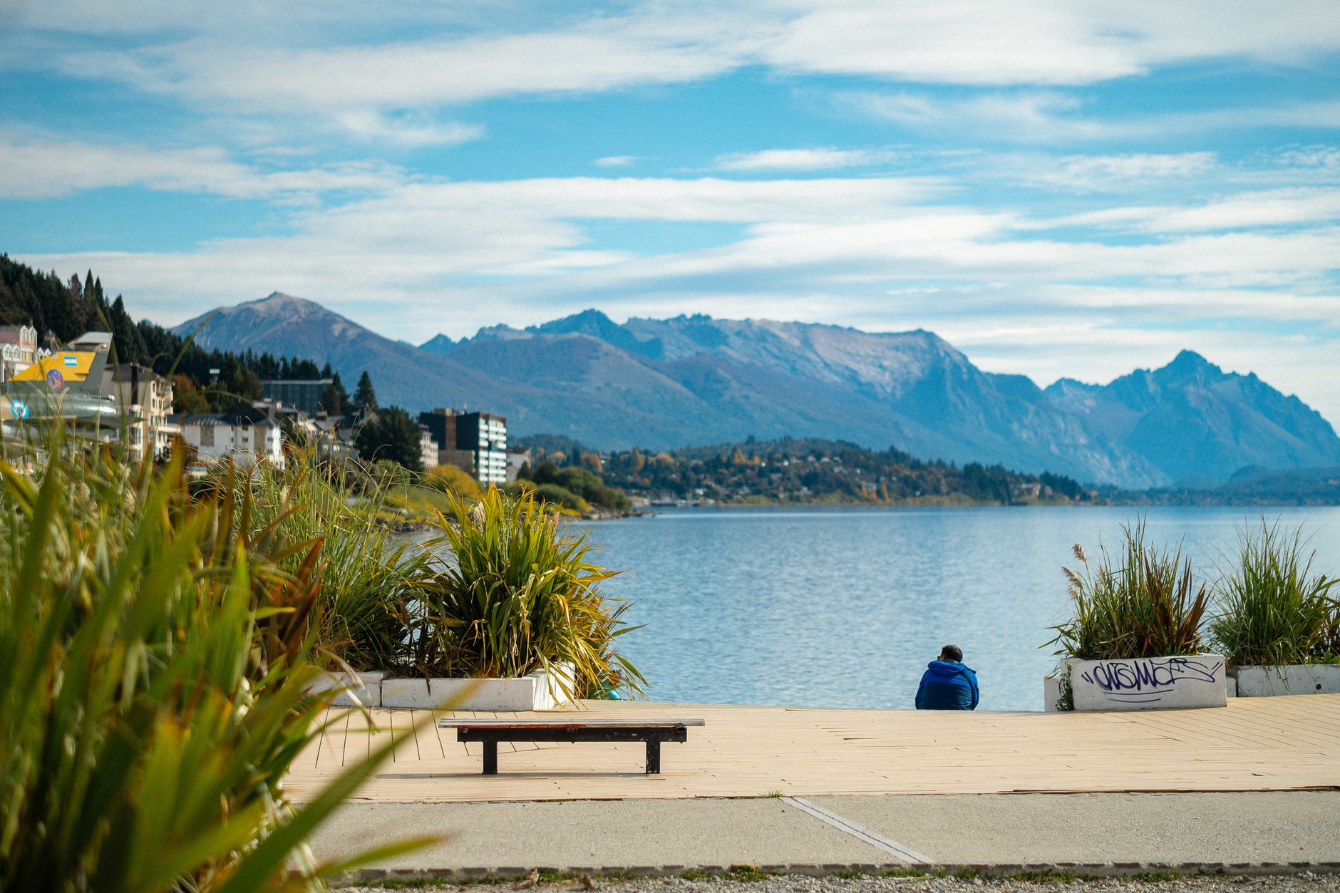 Fotógrafo contemplando el lago Nahuel Huapi en Bariloche