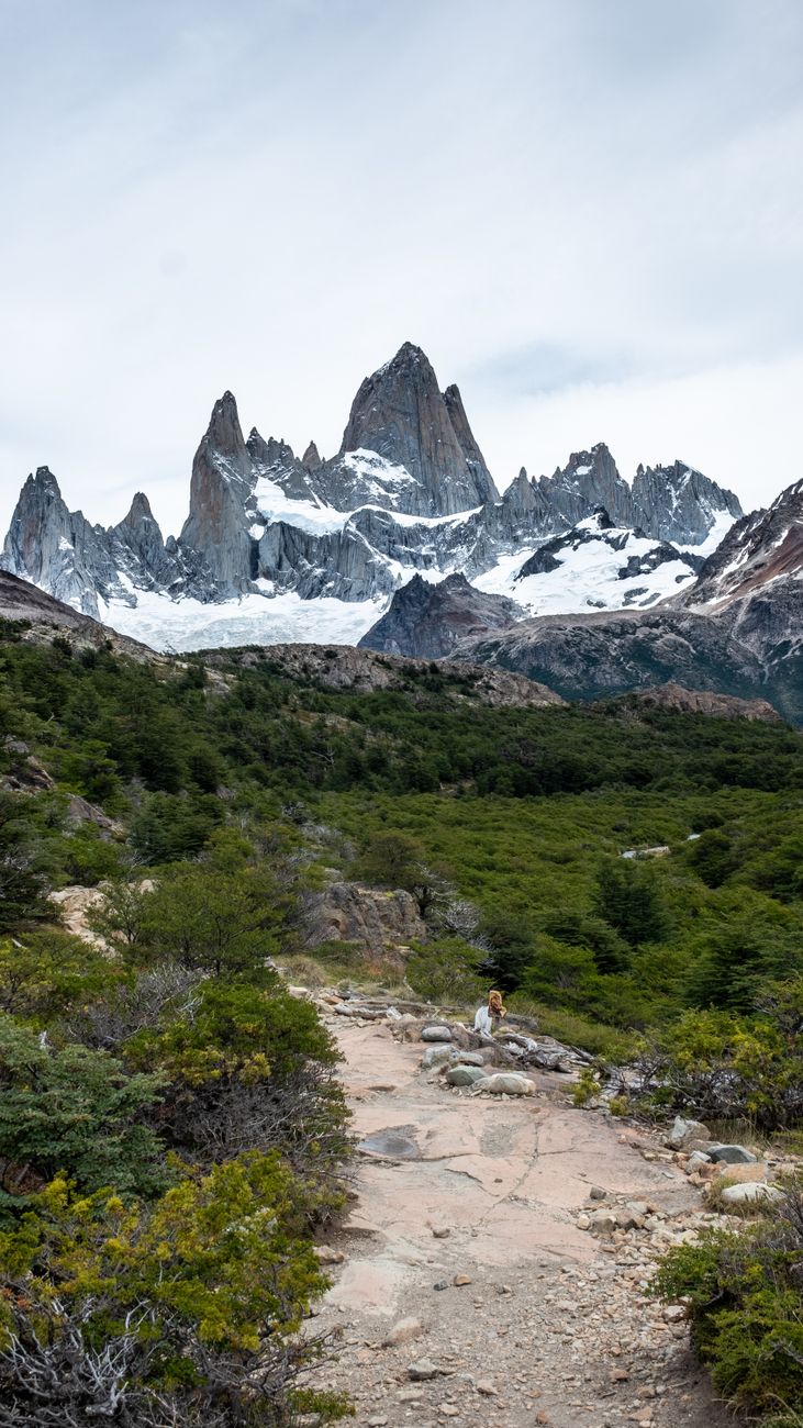 Senderistas frente a la mole de hielo del Fitz Roy